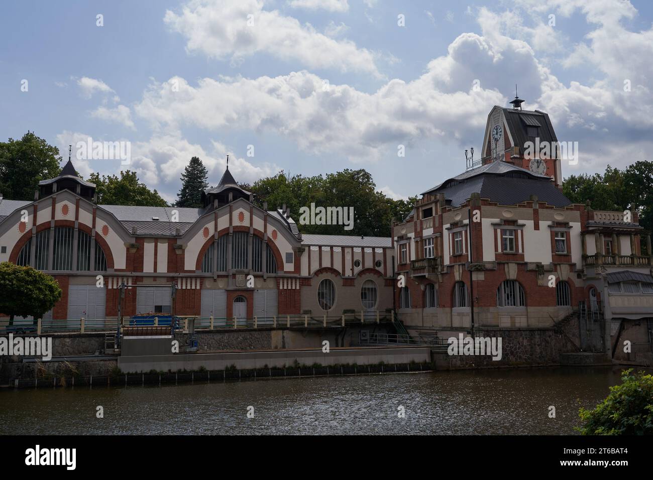 Hradec Kralove, Tschechische Republik - 22. Juli 2023 - das historische Gebäude eines Wasserkraftwerks mitten im Sommer Stockfoto