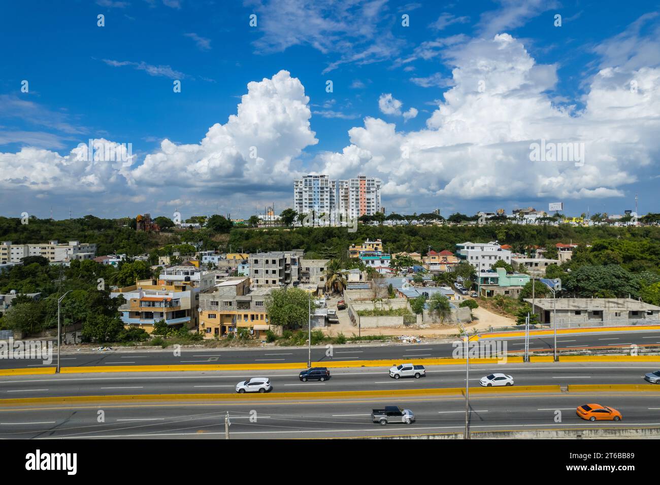 Blick aus der Vogelperspektive auf Santo Domingo, Hauptstadt der Dominikanischen Republik, ihre wunderschönen Straßen und Gebäude, La Fuente Centro de los Heroes, Pabellón de Stockfoto