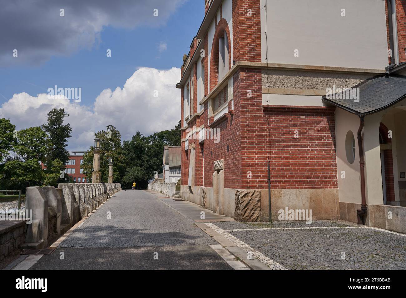 Hradec Kralove, Tschechische Republik - 22. Juli 2023 - das historische Gebäude eines Wasserkraftwerks mitten im Sommer Stockfoto