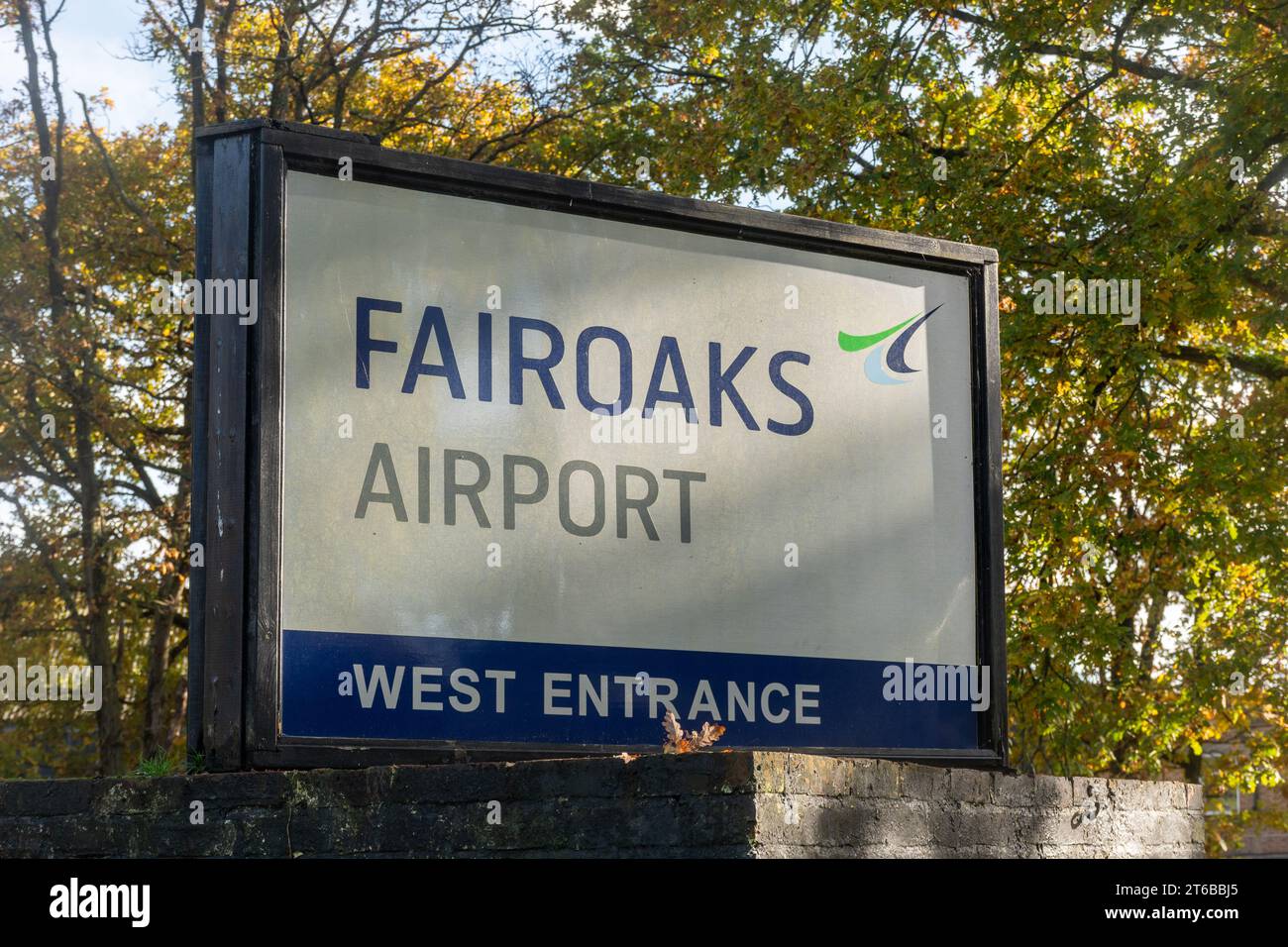 Flughafen Fairoaks in Surrey, England, Großbritannien, Schild am Eingang West Stockfoto