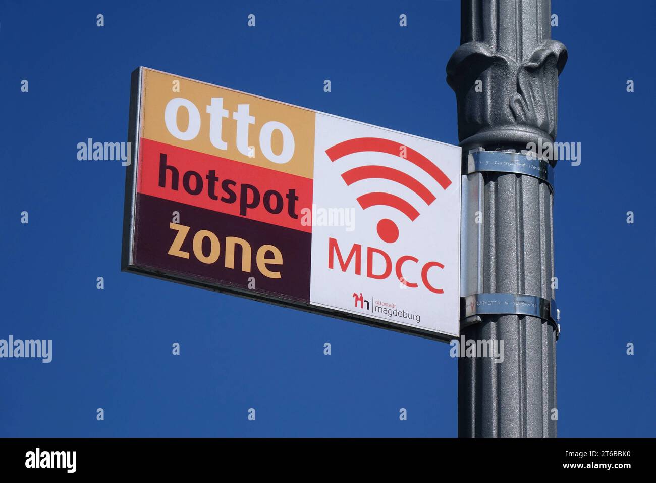 Schild mit Otto Hotspot Zone Schild mit Otto Hotspot Zone, 23.08.2022, Magdeburg, Sachsen-Anhalt, auf einem Schild in Magdeburg steht der Schriftzug Otto Hotspot Zone. *** Schild mit Otto Hotspot Zone Schild mit Otto Hotspot Zone, 23 08 2022, Magdeburg, Sachsen Anhalt, auf einem Schild in Magdeburg befindet sich die Schrift Otto Hotspot Zone Credit: Imago/Alamy Live News Stockfoto