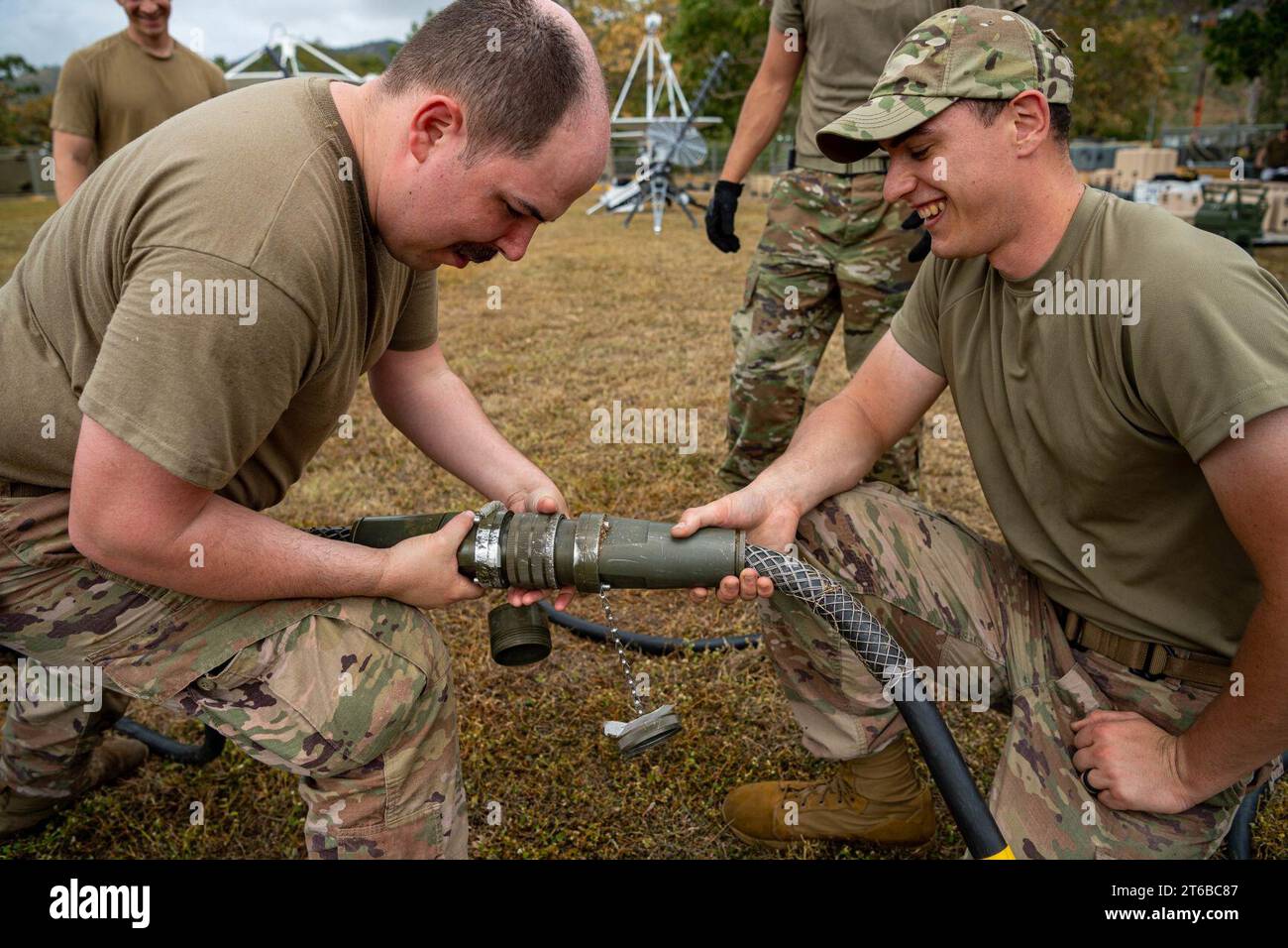 US Space Force Guardians zur Unterstützung der US Space Command Inspect Kommunikationsausrüstung (6760355) Stockfoto