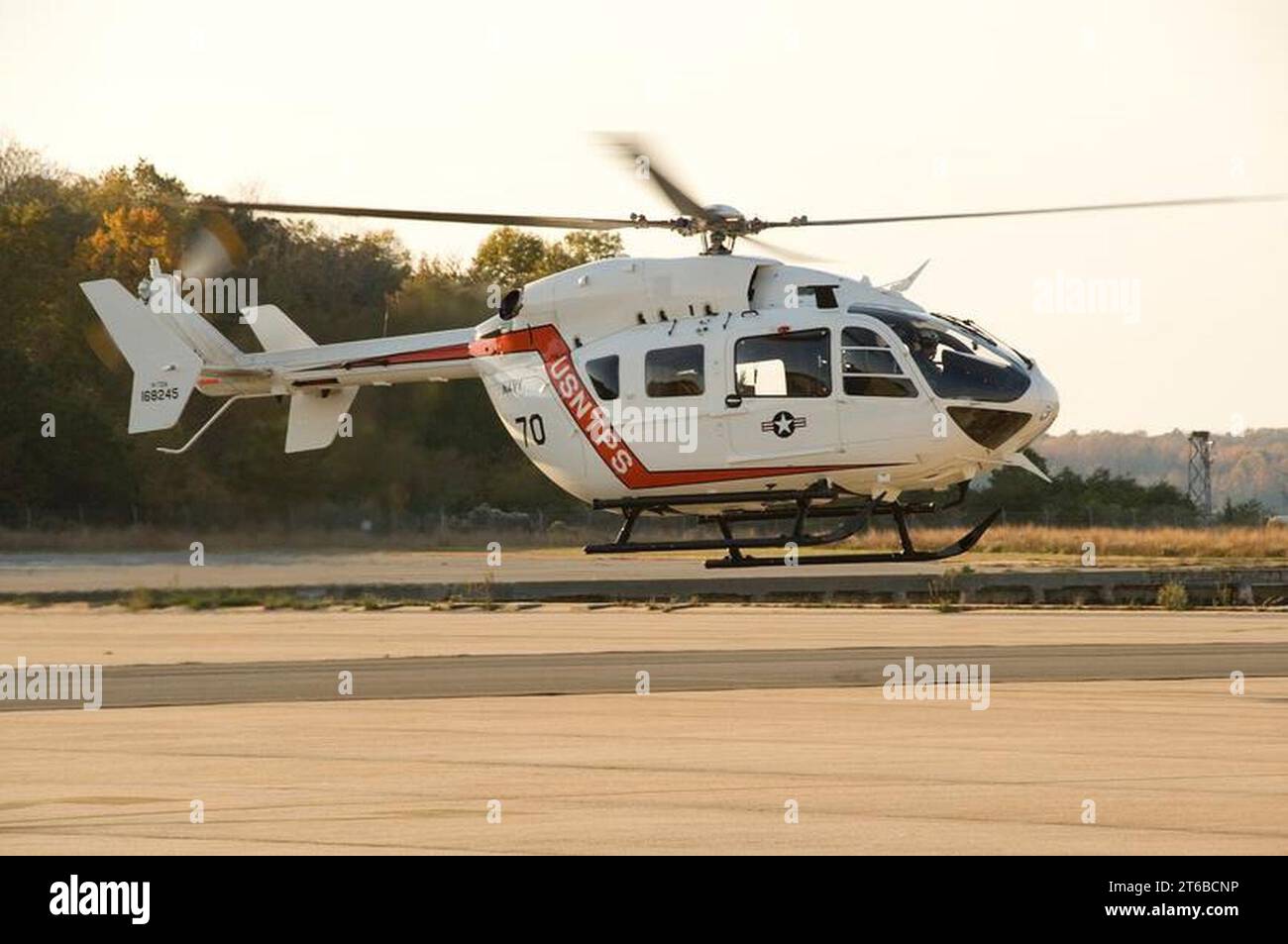 US Test Pilot School UH-72A kommt bei NAS Pax 2009 Stockfoto