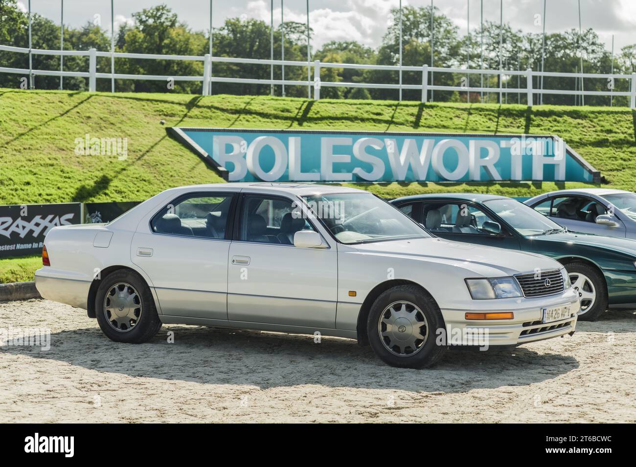 Chester, Cheshire, England, 29. September 2023. Weißer Lexus LS400 in Boleswoth Castle ausgestellt, Leitbild für den Lifestyle von Automobilen. Stockfoto