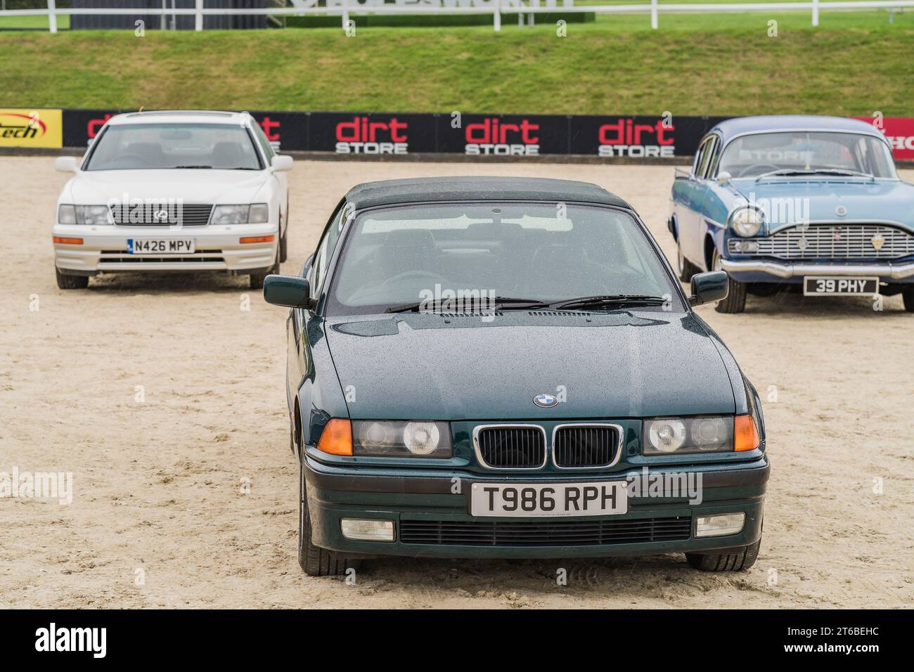 Chester, Cheshire, England, 30. September 2023. Green BMW 3er Cabriolet mit Lexus LS400 und Vauxhall Cresta auf Display. Stockfoto