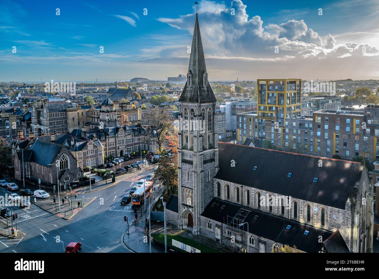 Aus der Vogelperspektive von Cardiff, der Hauptstadt von Wales, Großbritannien 2023 an einem klaren Herbsttag. Blick nach Osten in Richtung Bristol. Stadtbild. Stockfoto