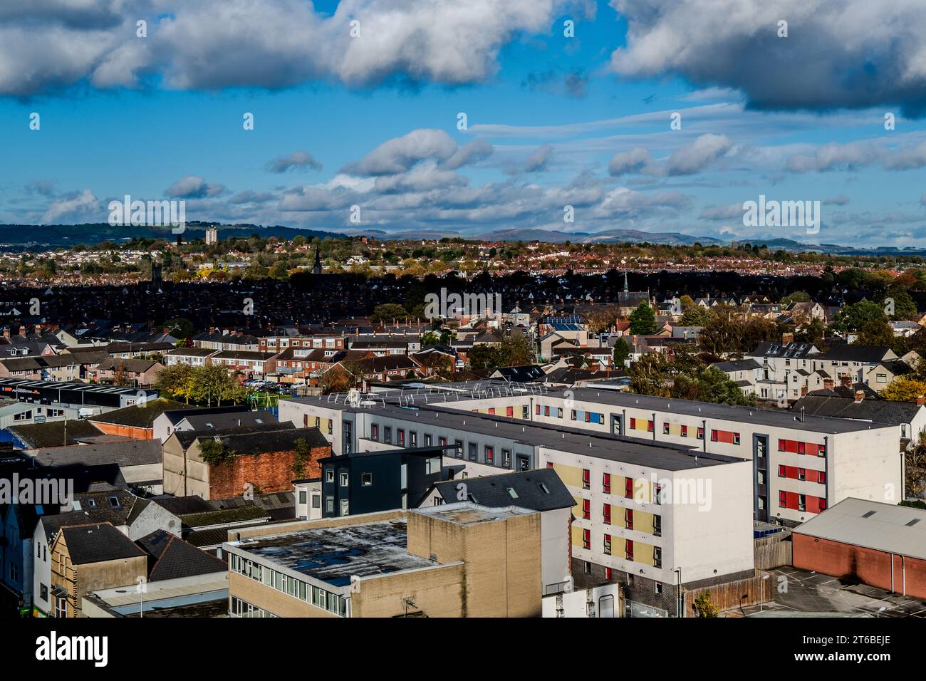 Luftaufnahme von Cardiff, der Hauptstadt von Wales, Großbritannien 2023 an einem klaren Herbsttag. Blick nordöstlich der Stadt und der Vororte. Stadtbild. Stockfoto