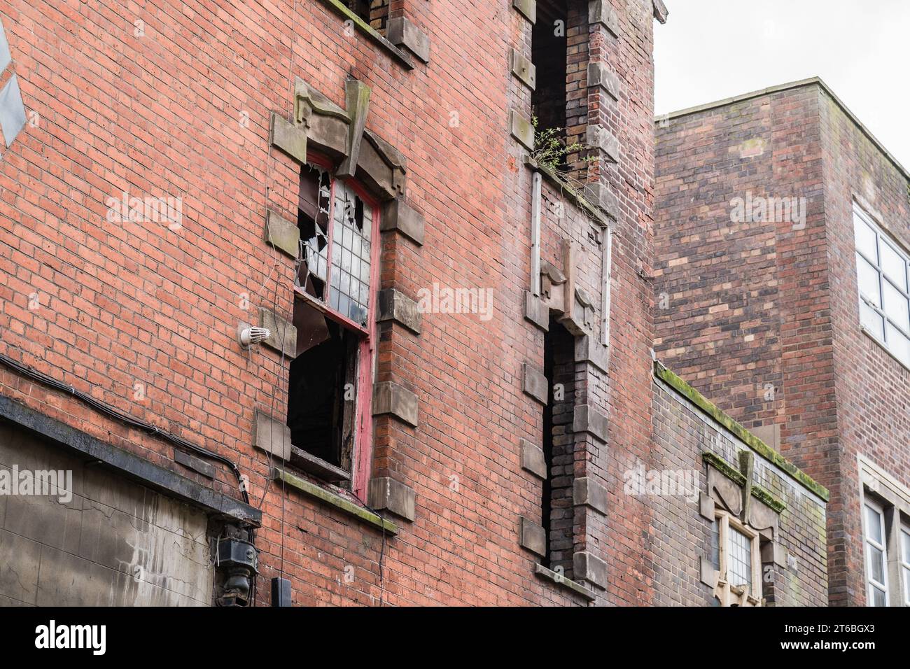 Burslem, Stoke on Trent, England, 21. März 2023. Zertrümmerte Fenster auf verlassenen Anwesen, urbaner Verfall, Vandalismus redaktionelle Illustration. Stockfoto