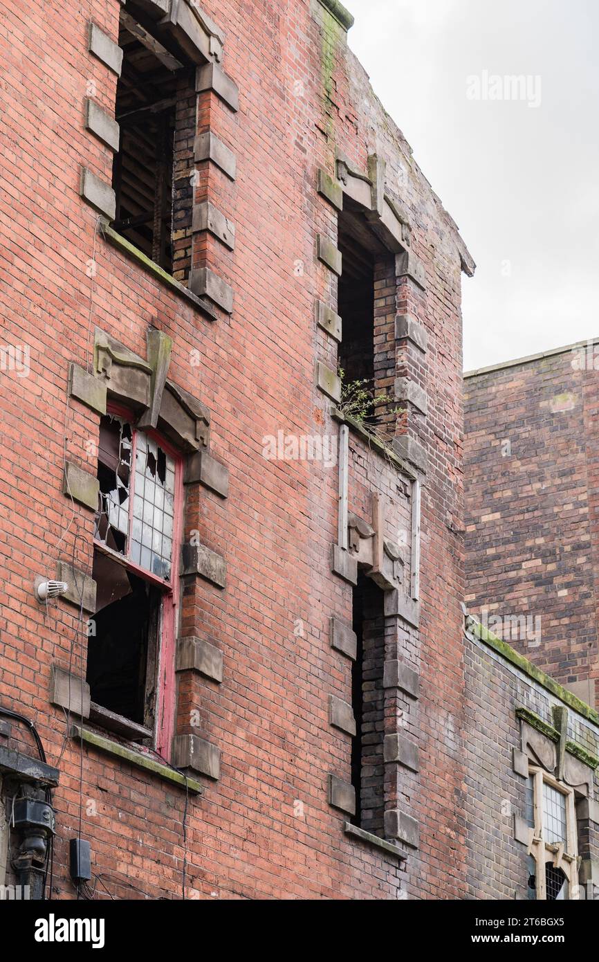 Burslem, Stoke on Trent, England, 21. März 2023. Zertrümmerte Fenster auf verlassenen Anwesen, urbaner Verfall, Vandalismus redaktionelle Illustration. Stockfoto