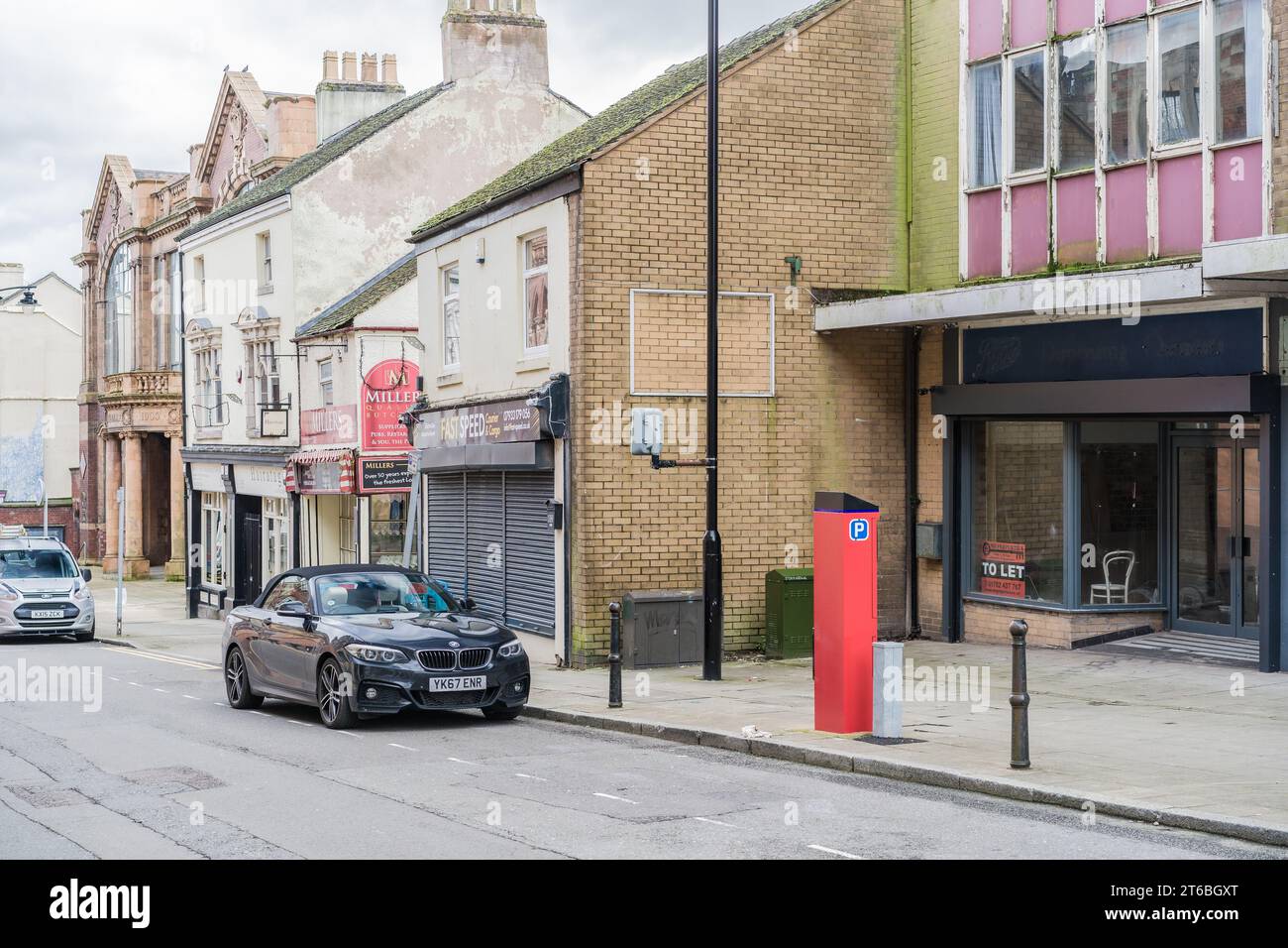 Burslem, Stoke on Trent, England, 21. März 2023. Geparktes BMW 2er Cabriolet auf der Hauptstraße mit geschlossenen Geschäften, redaktionelle Illustration des Einzelhandels. Stockfoto