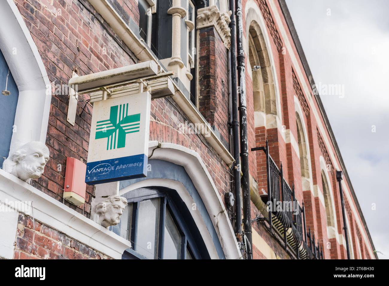 Burslem, Stoke on Trent, England, 21. März 2023. Vantage Pharmacy Signage auf Edwardian Gebäude, Gesundheitswesen und Eigentum redaktionelle Illustration. Stockfoto
