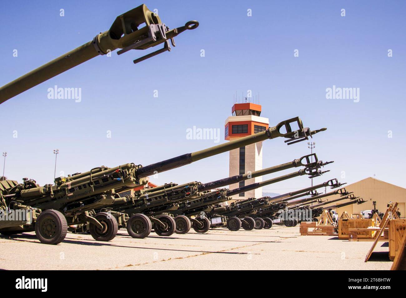 USMC M777 Haubitzen warten auf Verladung auf der Luftwaffenbasis März für den Transport in die Ukraine Stockfoto