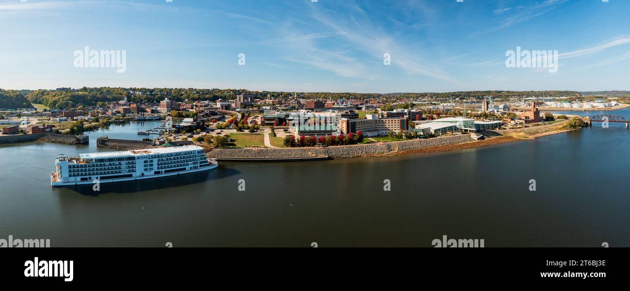 Dubuque, IA - 17. Oktober 2023: Aus der Vogelperspektive auf dem Viking Mississippi-Flussschiff, das vom modernen Kongresszentrum am Mississippi-Fluss in Iowa angedockt wird Stockfoto