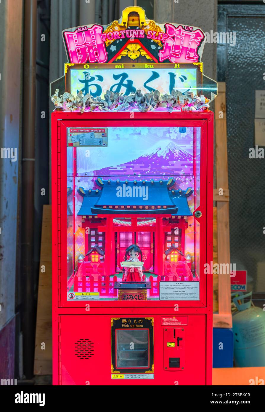 osaka, japan – 04. dezember 2022: Ein 0-mikuji-Horoskop oder Glücksschein-Automat, animiert mit einer Miko- oder Schrein-Maiden-Marionette Stockfoto