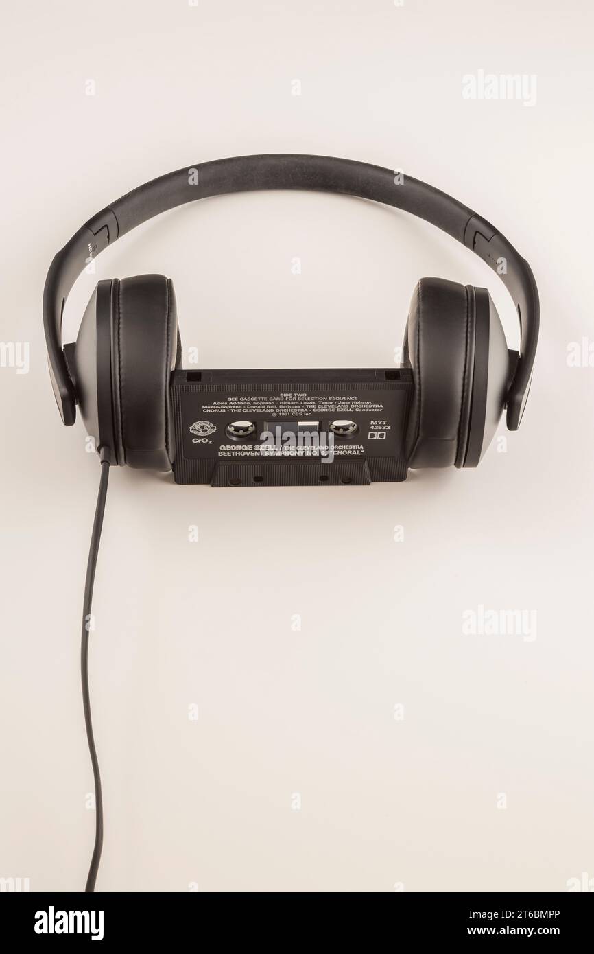 Sennheiser HD 300 Stereo-Kopfhörer mit Audiokassette auf weißem Hintergrund. Stockfoto