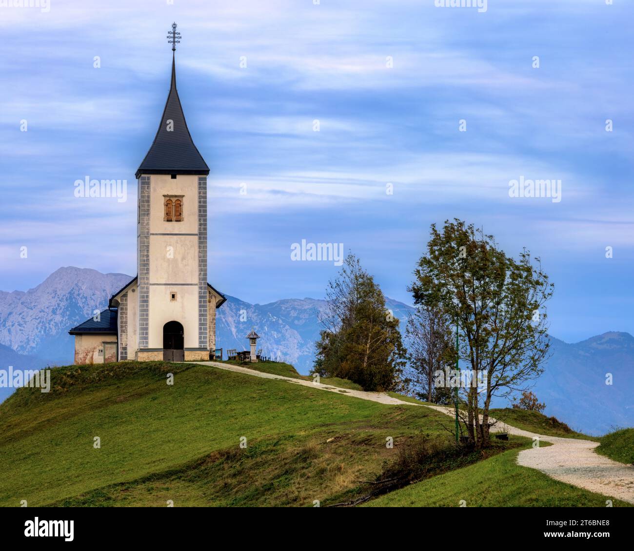 Blick auf die St. Tomas Kirche auf einem Hügel in Slowenien. Stockfoto