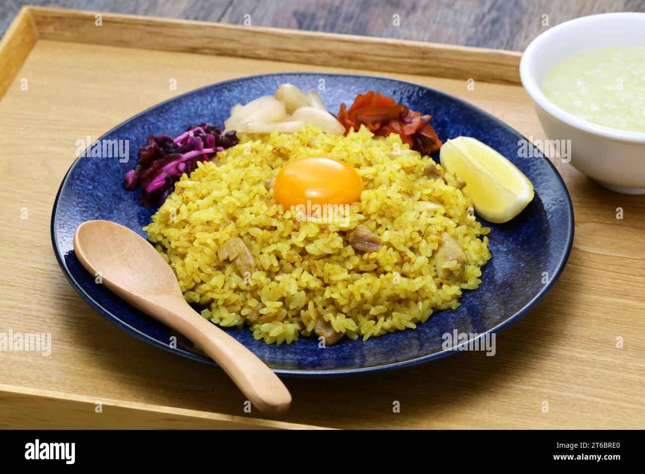 Japanisches Trockencurry ist Curryreis, der Currypulver ohne Soße verwendet. Es ist Reis, der in Suppe mit Huhn und Gemüse gekocht wird, dann mit Currygewürzen Stockfoto