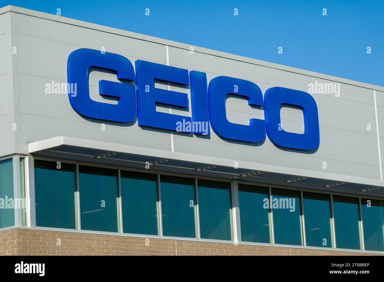 IOWA CITY, IA, USA – 20. OKTOBER 2023: Außenansicht des Büros des regionalen Hauptsitzes von Geico und Markenlogo. Stockfoto