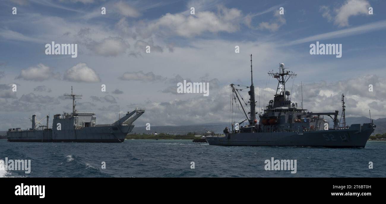Die USNS Salvor (T-ARS-52) schleppt die USS Tuscaloosa (LST-1187) im Juli 2014 von Pearl Harbor ab Stockfoto