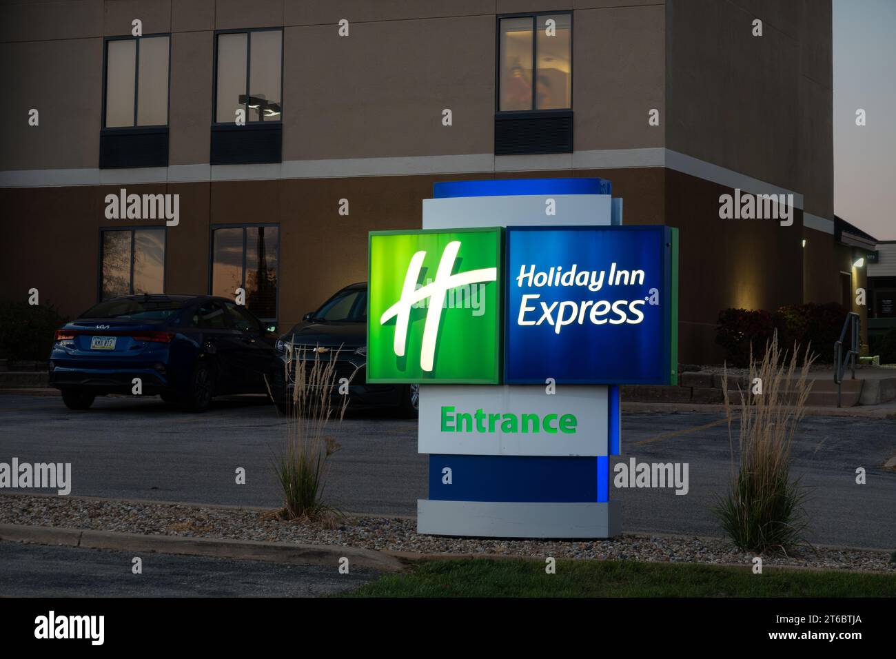 CEDAR RAPIDS, IA, USA - 20. OKTOBER 2023: Außenschild und Markenlogo von Holiday Inn Express. Stockfoto