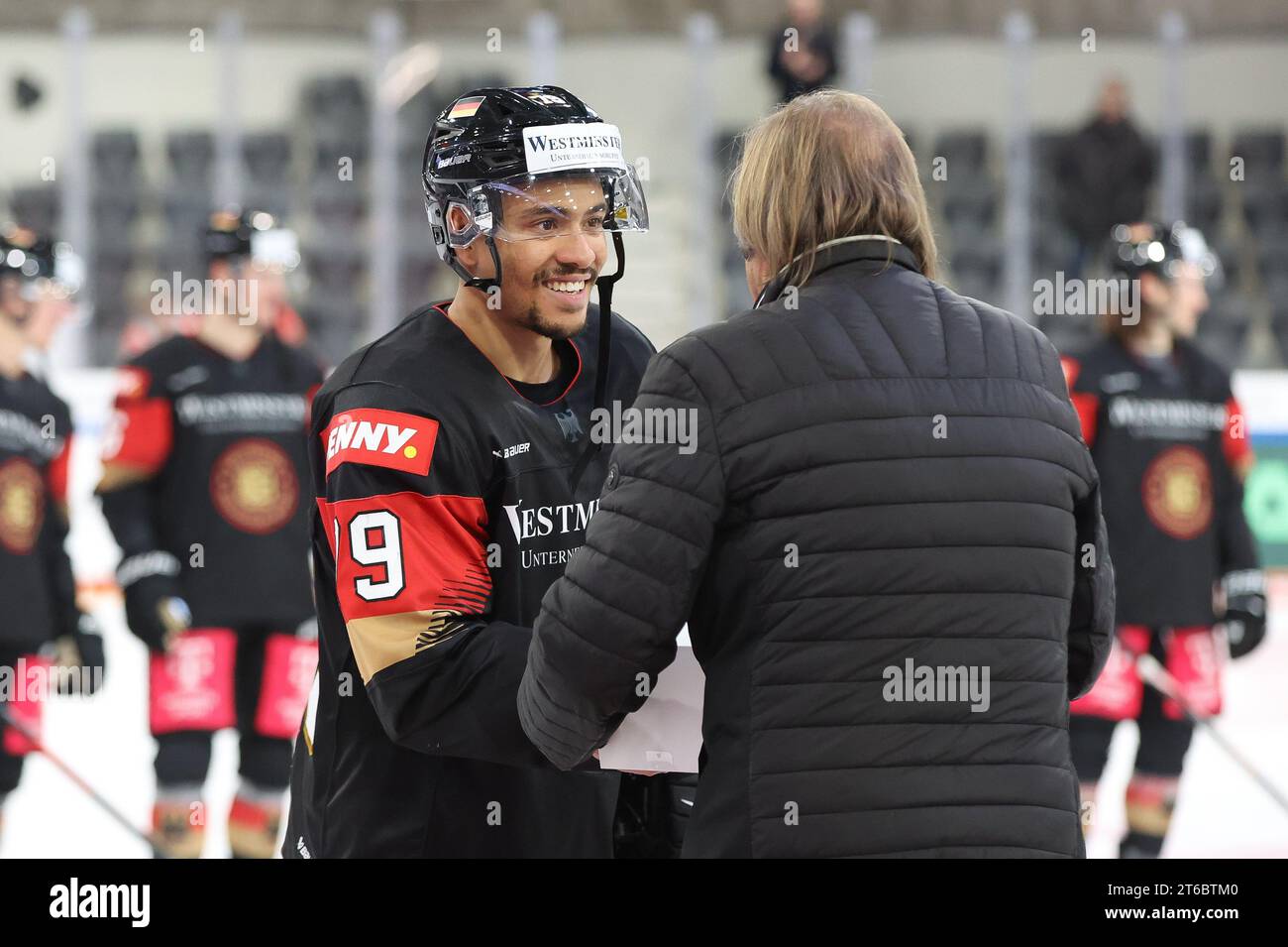 Landshut, Deutschland. November 2023. Eishockey: Deutschland Cup, Deutschland - Dänemark, Gruppenphase, Spieltag 1, in der Fanatec Arena. Der deutsche Colin Ugbekile (l) wird von der Eishockeylegende Erich Kühnhackl zum besten Spieler des Spiels gekürt. Quelle: Christian Kolbert/dpa/Alamy Live News Stockfoto