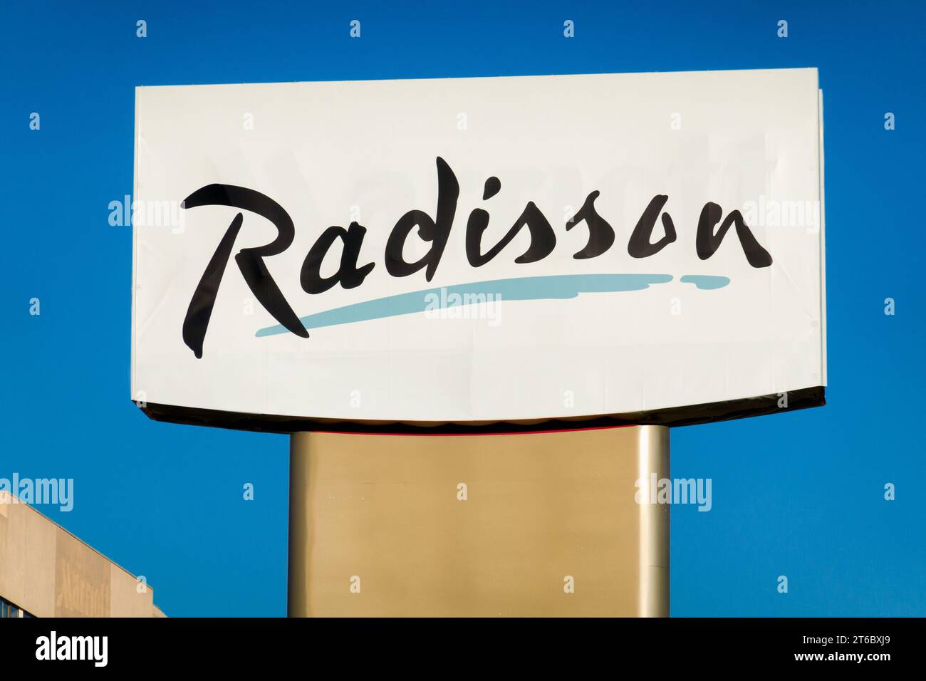 CEDAR RAPIDS, IA, USA - 20. OKTOBER 2023: Außenschild und Markenlogo des Radisson Hotel. Stockfoto