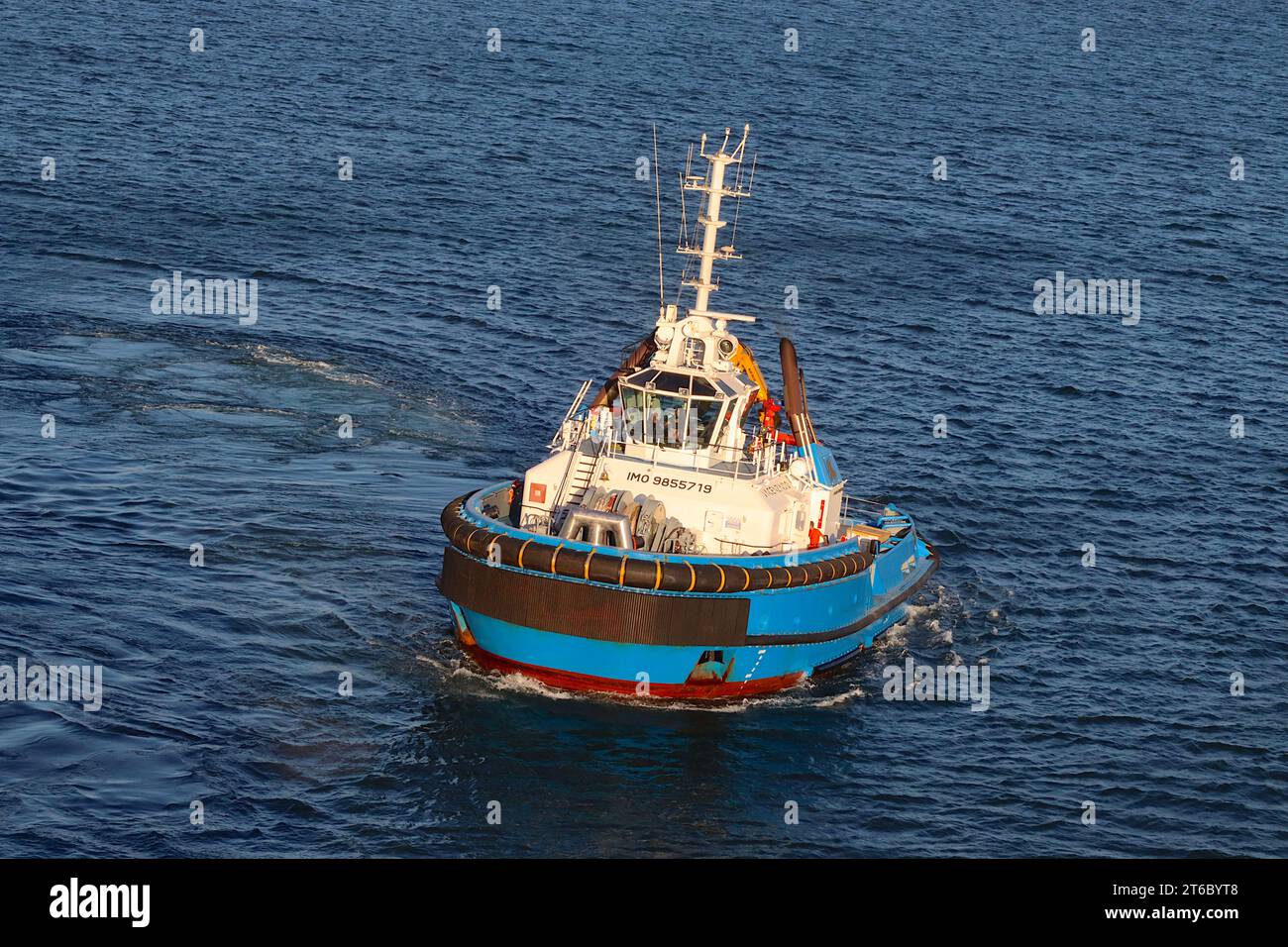 Der 380 Tonnen schwere Schlepper Vincenzino O steht an, um das Kreuzfahrtschiff Aurora im September 2022 aus dem Hafen von Cagliary auf Sardinien zu bewegen. Stockfoto