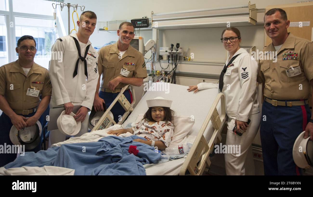 USS America (LHA 6) Seeleute und Marines besuchen während der Flottenwoche 2016 160901 das Childrens Hospital Stockfoto