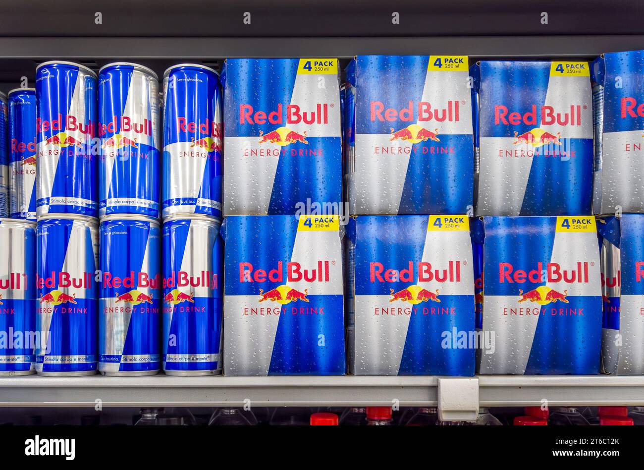 Italien - 09. November 2023: Red Bull in verpackten Dosen im Regal zum Verkauf in einem italienischen Supermarkt Stockfoto