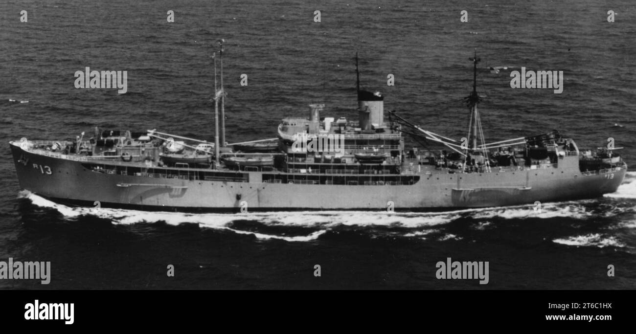USS Amphion (AR-13) auf See, etwa in den späten 1960er Jahren Stockfoto