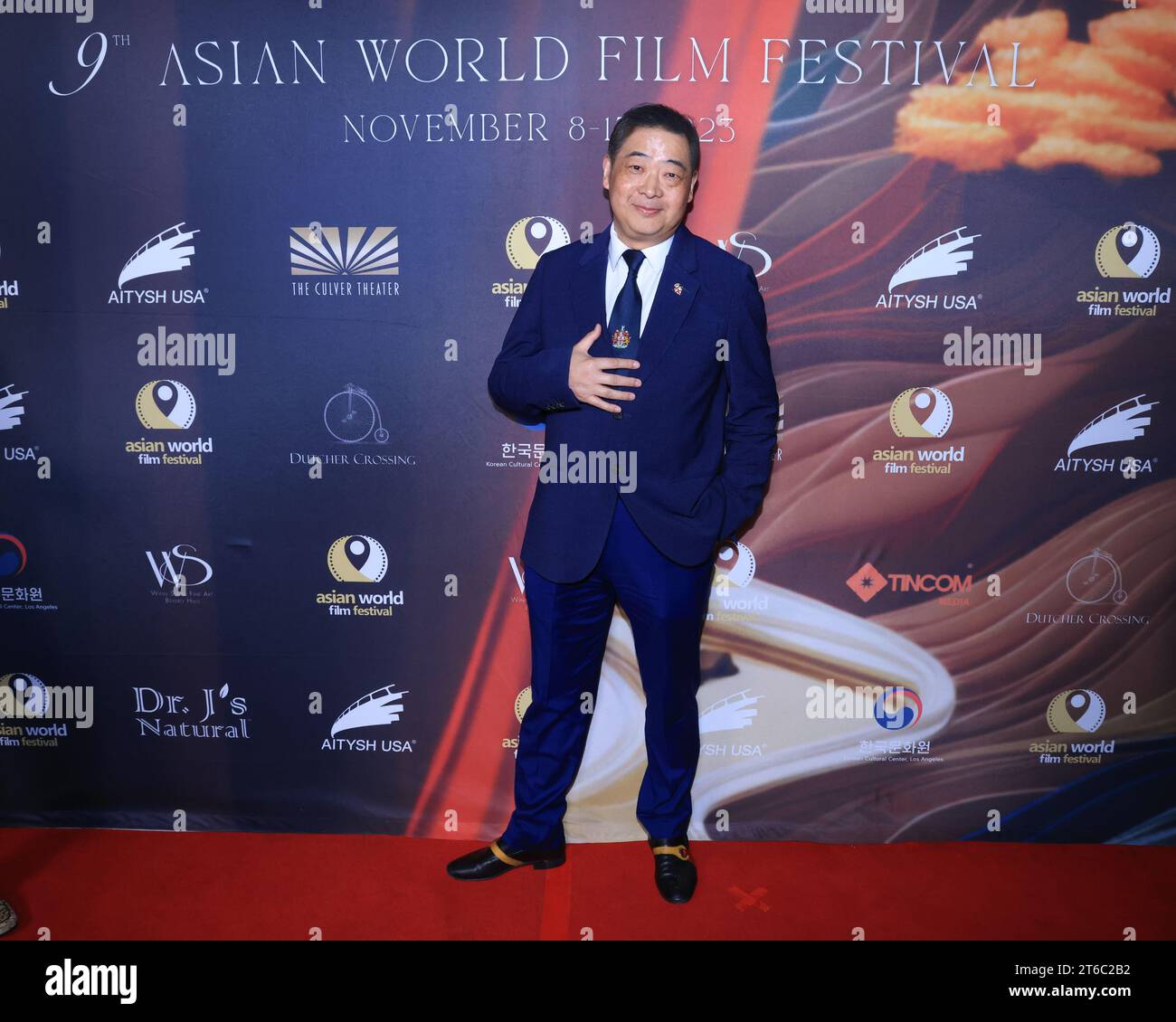 Culver City, Kalifornien, USA. November 2023. Fernsehmoderator Joey Zhou, Gründer der Los Angeles Beverly Arts, besuchte das 9. Jährliche Asian World Film Festival (AWFF) im Culver Theatre in Culver City, Kalifornien. Quelle: Sheri Determan Stockfoto