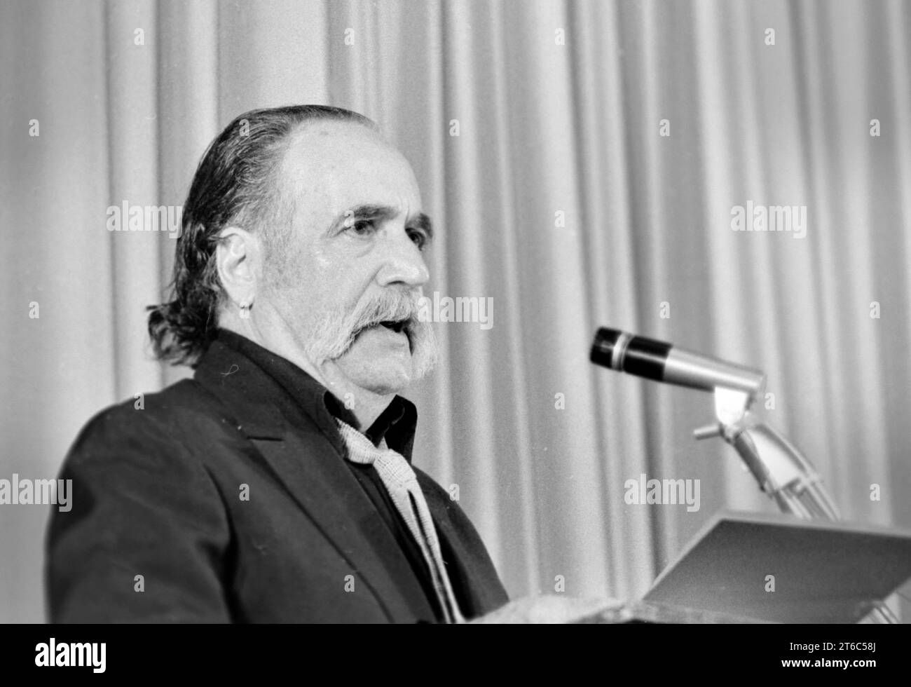 Belmont, MA, USA. November 2023. WILLIAM SAROYAN, 31. August 1908, 18. Mai 1981, armenisch-amerikanischer Autor und Dramatiker besucht Boston am 6. Mai 1980, ein Jahr vor seinem Tod. Saroyan war Gewinner des Pulitzer-Preises und des Academy Awards und vieles mehr. (Kreditbild: © Kenneth Martin/ZUMA Press Wire) NUR REDAKTIONELLE VERWENDUNG! Nicht für kommerzielle ZWECKE! Stockfoto