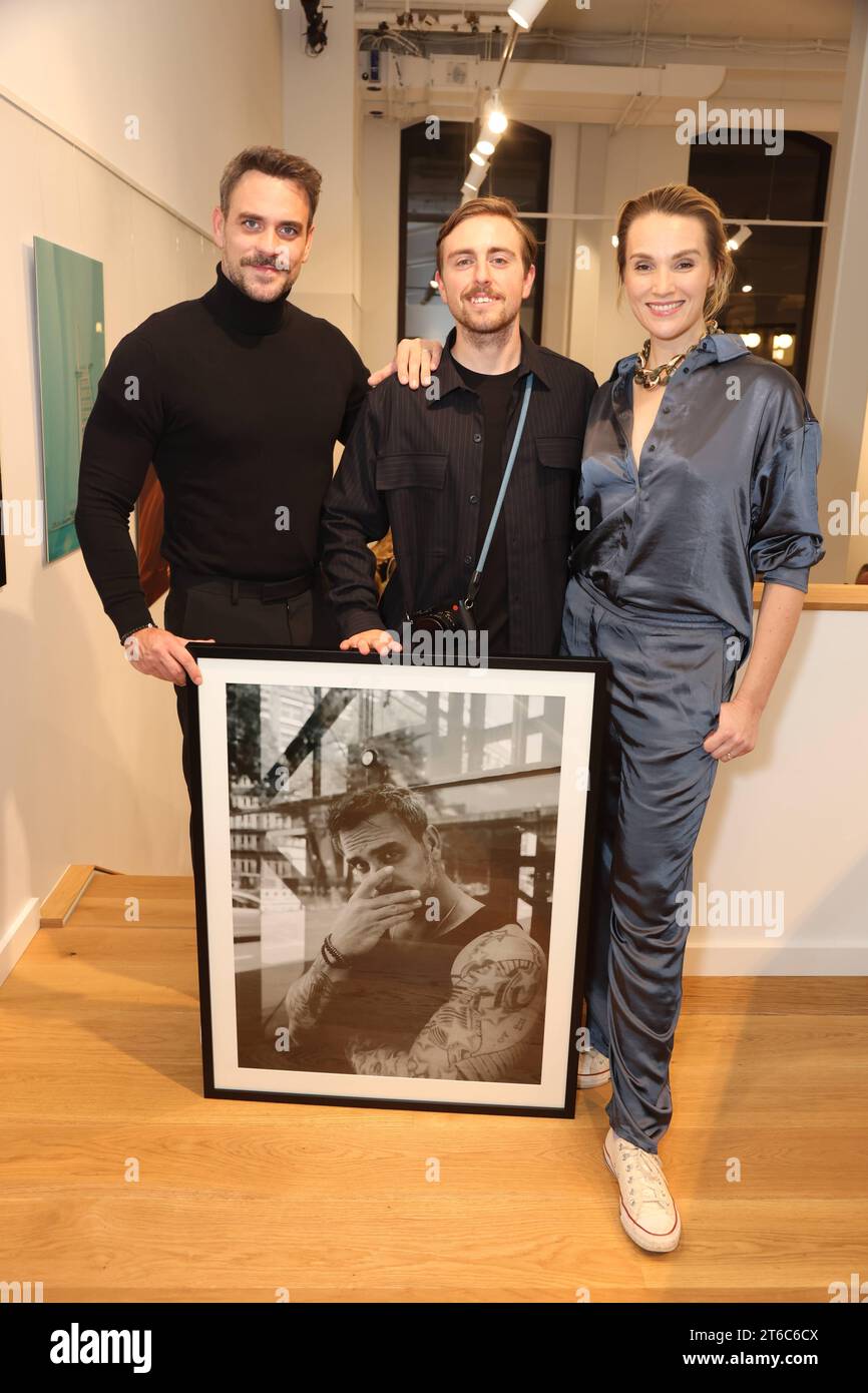 Marc Barthel mit Luca Labbadia und Anna Hofbauer mit dem Foto, Titel Poker Face, Vernissage von Luca Labbadia in der Livia Lisboa Fotokunst Galerie am 9.11.2023, Stadthöfe Hamburg *** Marc Barthel mit Luca Labbadia und Anna Hofbauer mit dem Foto, Titel Poker Face, Vernissage von Luca Labbadia in der Livia Lisboa Fotokunst Galerie am 9 11 2023, Stadthöfe Hamburg Credit: Imago/Alamy Live News Stockfoto