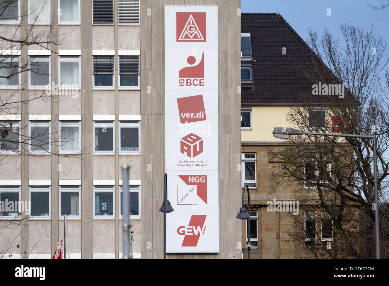 Bild eines Schildes mit den Logos der zum DGB gehörenden Gewerkschaften in ihrem Büro in Köln. Der Deutsche Gewerkschaftsbund (Deutsch: De Stockfoto