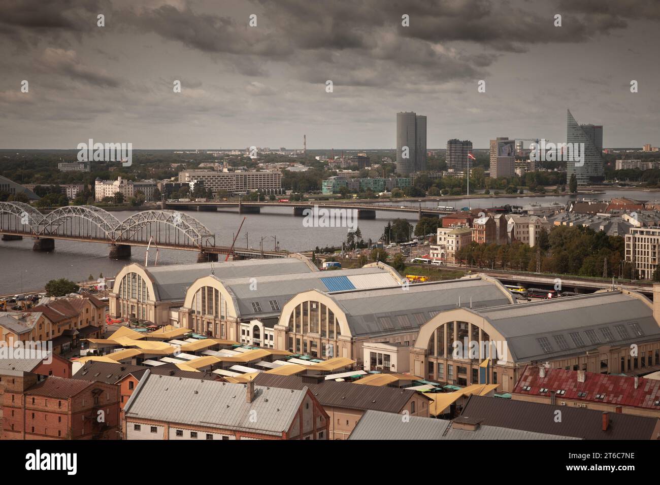 Bild von der Außenseite des Rigaer Zentralmarktes. Riga Central Market ist Europas größter Markt und Basar in Riga, Lettland. Stockfoto