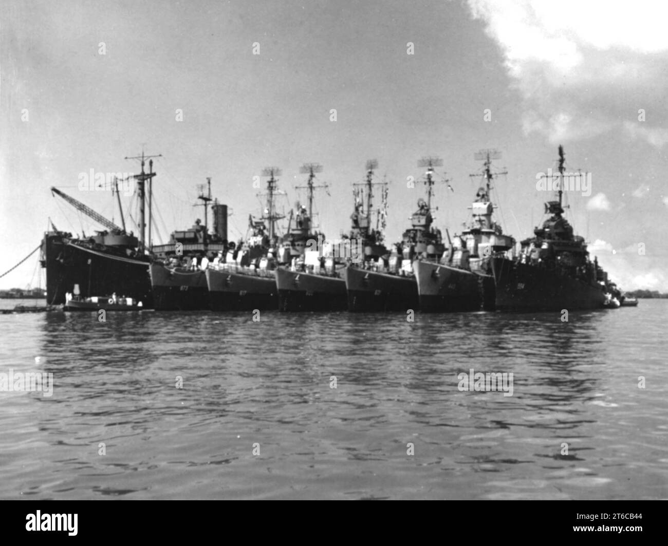 USS Black Hawk (9 AD) vor Anker in Pearl Harbor mit sechs Zerstörern im Juli 1945 Stockfoto