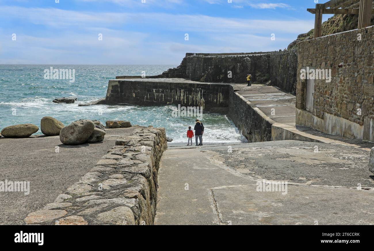 Der Hafen und die Meeresmauern von Lamorna Cove, Cornwall, West Country, England, Großbritannien Stockfoto