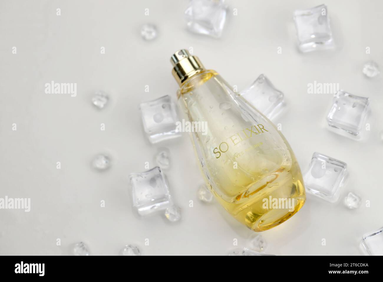 KHARKIV, UKRAINE - 2. JANUAR 2021 Flasche des Parfums so Elixir von Yves Rocher, einem französischen Unternehmen für Hautpflege, Kosmetik und Parfum, das 1965 gegründet wurde Stockfoto