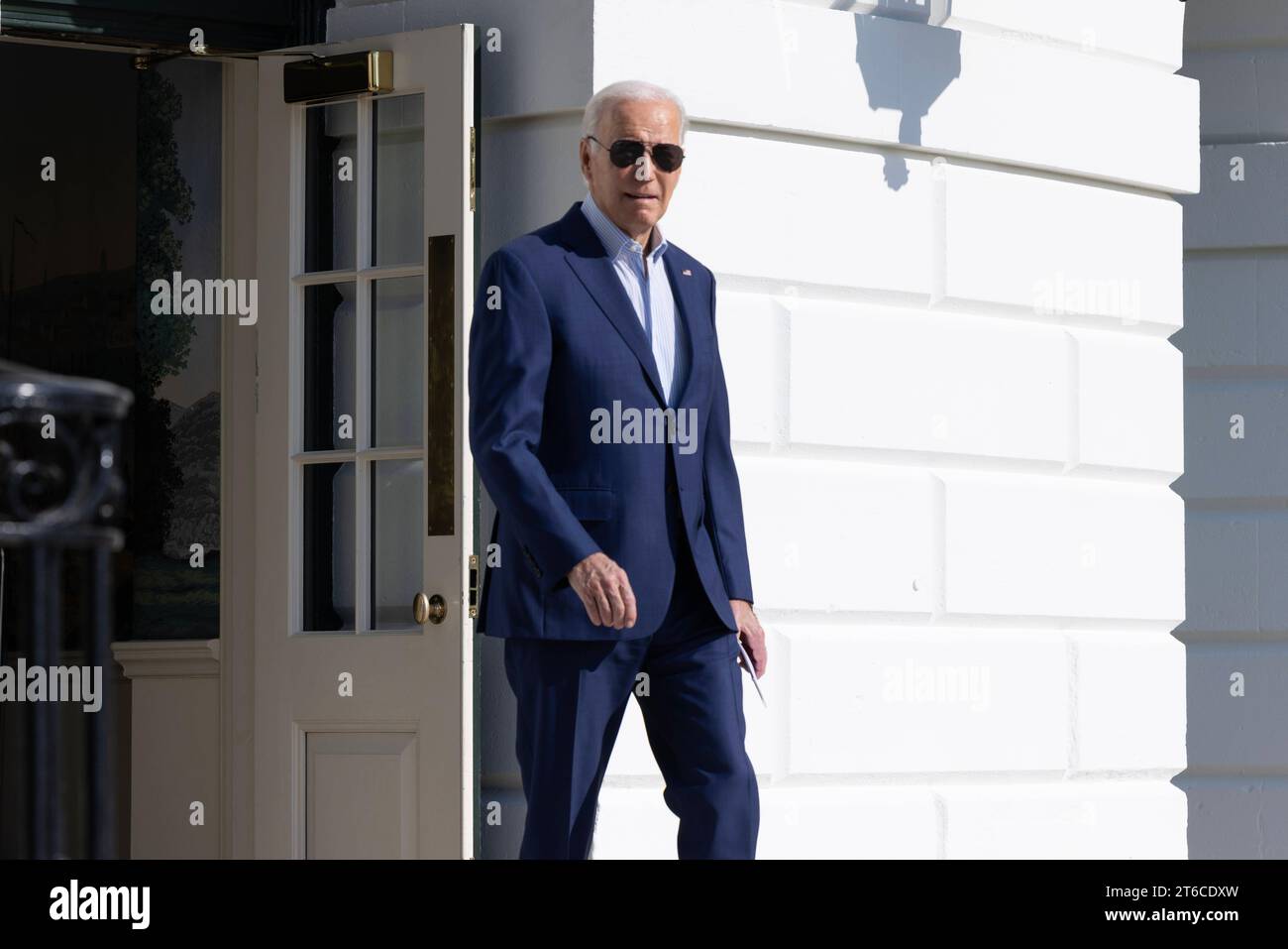 US-Präsident Joe Biden verlässt den South Lawn des Weißen Hauses auf dem Weg nach Illinois in Washington, DC, USA. November 2023. Biden wird Bemerkungen zur Wirtschaftspolitik, die als Bidenomics bekannt ist, halten und sich mit den UAW-Arbeitern der United Auto Workers in Illinois treffen. Copyright: XCNPx/xMediaPunchx Credit: Imago/Alamy Live News Stockfoto