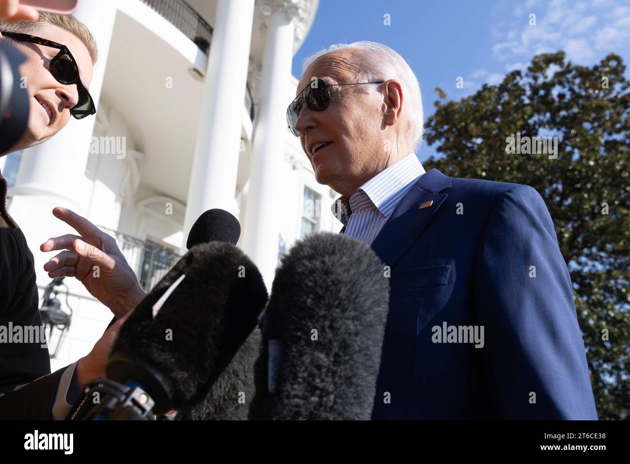 US-Präsident Joe Biden spricht mit Mitgliedern der Nachrichtenmedien, als er am 9. November 2023 den South Lawn des Weißen Hauses auf dem Weg nach Illinois in Washington, DC, USA, verlässt. Biden wird Bemerkungen zur Wirtschaftspolitik, die als Bidenomics bekannt ist, halten und sich mit den UAW-Arbeitern der United Auto Workers in Illinois treffen. Copyright: XCNPx/xMediaPunchx Credit: Imago/Alamy Live News Stockfoto