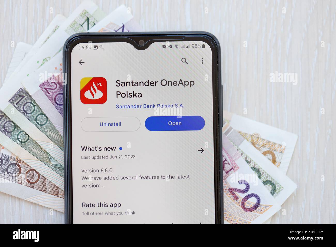 TERNOPIL, UKRAINE - 3. AUGUST 2023 Santander Bank Anwendung auf dem Bildschirm der Anzeige auf einem modernen Smartphone. Offizielle App der berühmten polnischen Bank Stockfoto