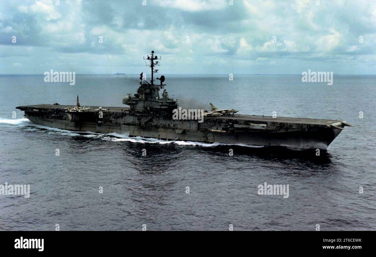 USS Bon Homme Richard (CVA-31) im Gange vor Vietnam 1968 Stockfoto