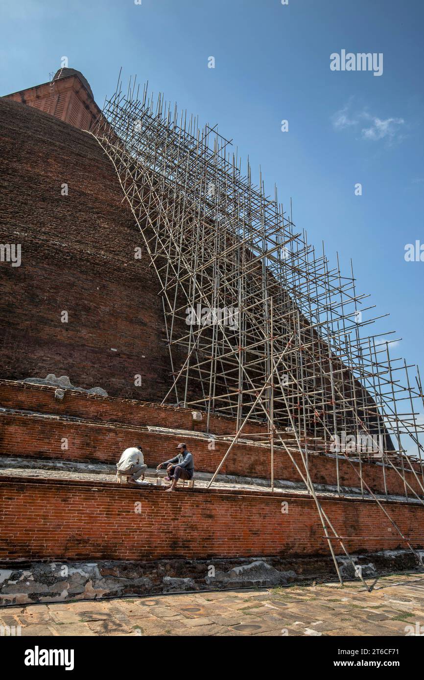 Arbeiter führen Reparaturen an Gerüsten an der Jetawanaramaya Dagoba in der antiken Stadt Anuradhapura in Sri Lanka durch. Stockfoto