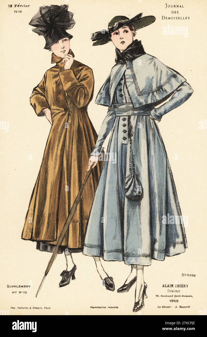 Zwei modische Frauen auf einem Winterspaziergang, 1. Weltkrieg. Einer in einem schwarzen Cloche-Hut mit großer Schleife, Samtmantel über wadenlangem Kleid. Einer mit breiter Krempe, carrick-Mantel mit Pelzkragen, Sonnenschirm und Tasche mit lächerlichem Kordelzug. Handkolorierte Lithografie von Fattorini & Crespin aus dem Modemagazin Alain Thierys Journal des Demoiselles, 79 Boulevard Saint-Germain, Paris, Frankreich, 15. Februar, 1916. Stockfoto