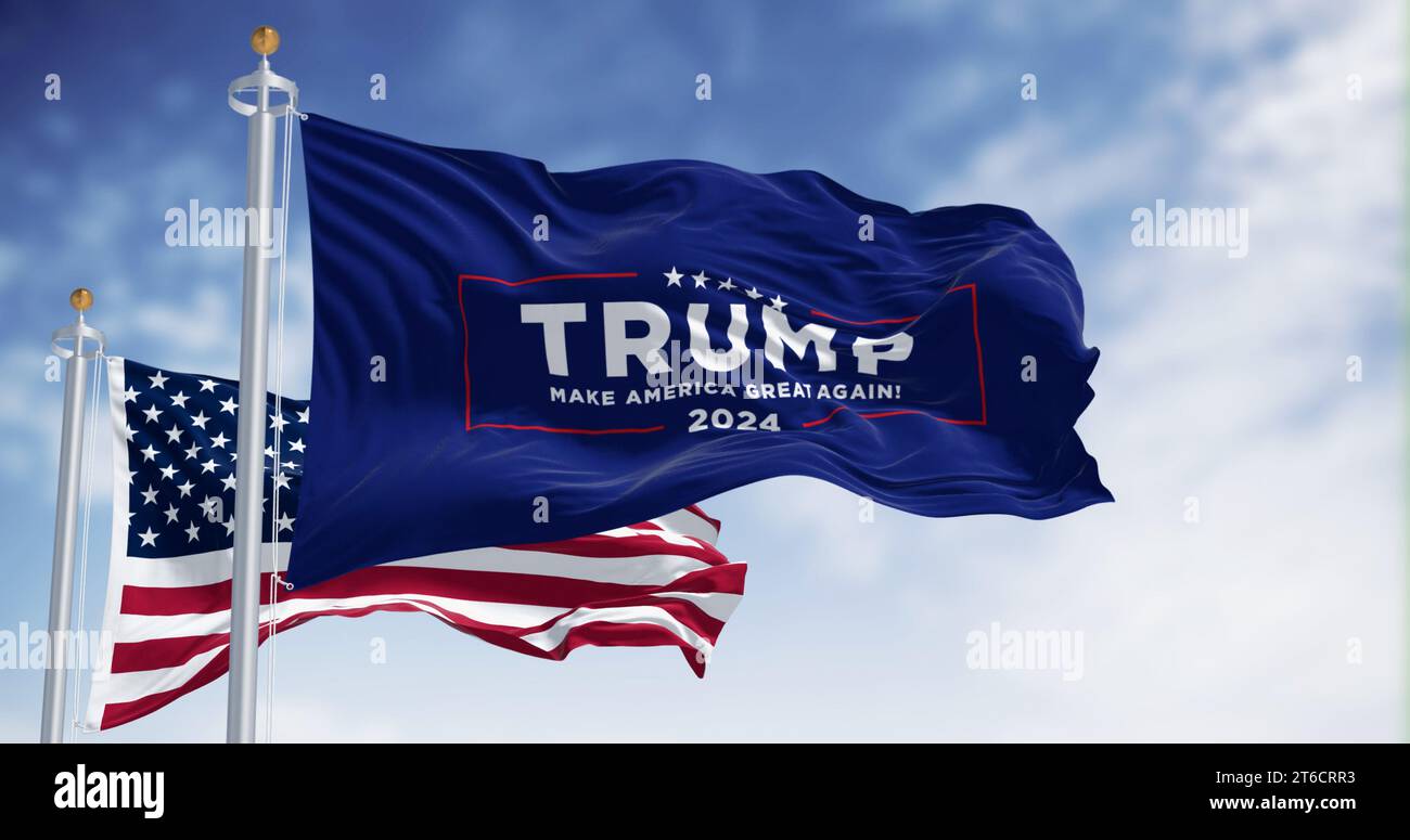 Arlington, USA, okt. 22 2023: Donald Trump 2024 die Flagge des Präsidentschaftswahlkampfs schwenkt zusammen mit der amerikanischen Flagge. US-Präsidentschaftswahlen 2024. Il Stockfoto