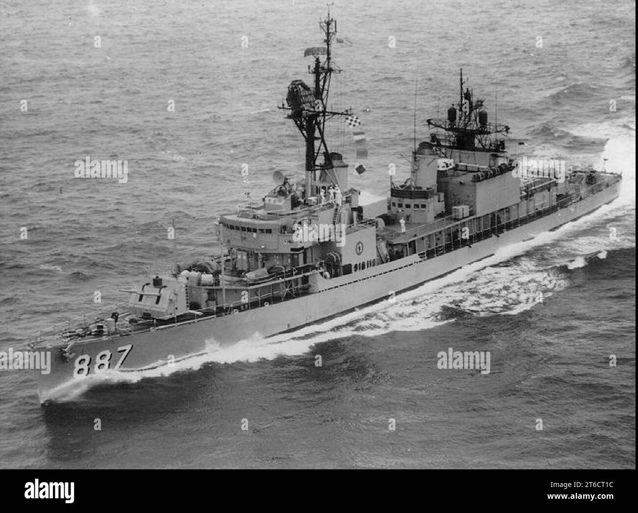 Die USS Brinkley Bass (DD-887) ist im Juni 1968 auf See unterwegs Stockfoto