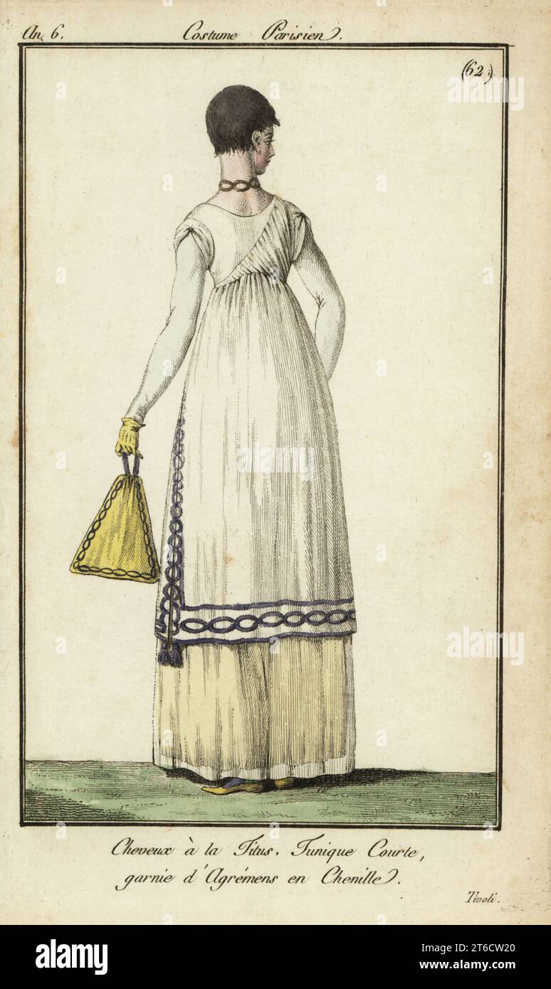 Frau mit Titus-Haarschnitt im Tivoli-Garten, 1798. Sie hat einen kurzen Titus-Schnitt, eine Version des Opferschnitts. Sie trägt ein kurzes Tunikakleid mit Chenille-Ornamenten und trägt eine Handwerkstasche oder einen Lächerchen. Jardin de Tivoli war ein beliebter Vergnügungspark. Cheveux à la Titus. Tunique Courte, Garnie dAgrémens en Chenille. Handkolorierter Kupferstich aus Pierre de la Mesangeres Journal des Modes et Dames, Paris, 1798. Die Illustrationen in Band 1 stammen von Carle Vernet, Claude Louis Desrais und Philibert Louis Debucourt. Stockfoto