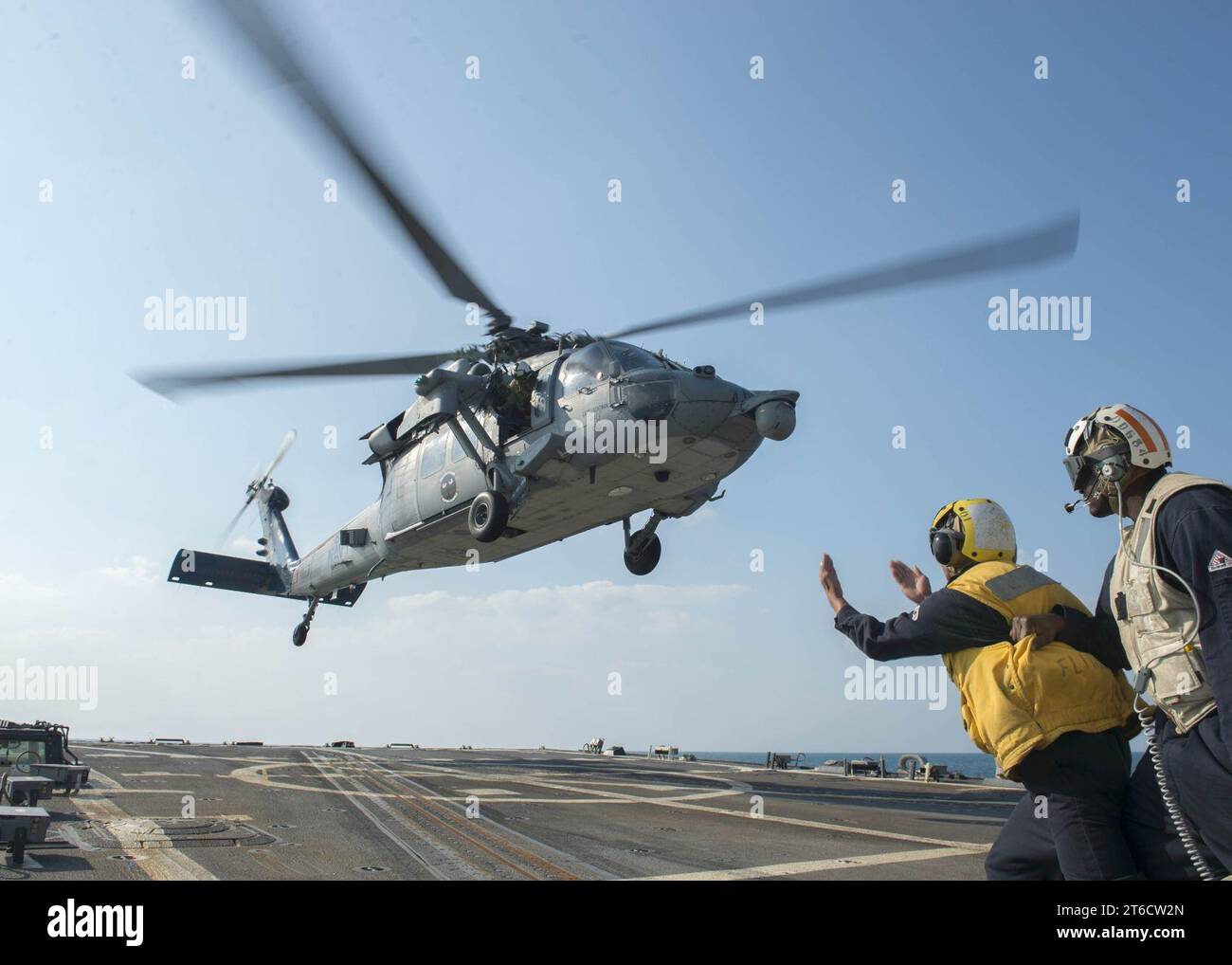 Die USS Bulkeley führt Flugoperationen durch. (23957775412) Stockfoto