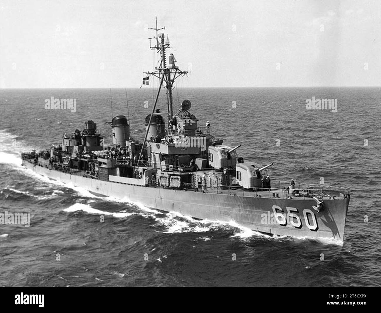 USS Caperton (DD-650) auf See im September 1953 Stockfoto