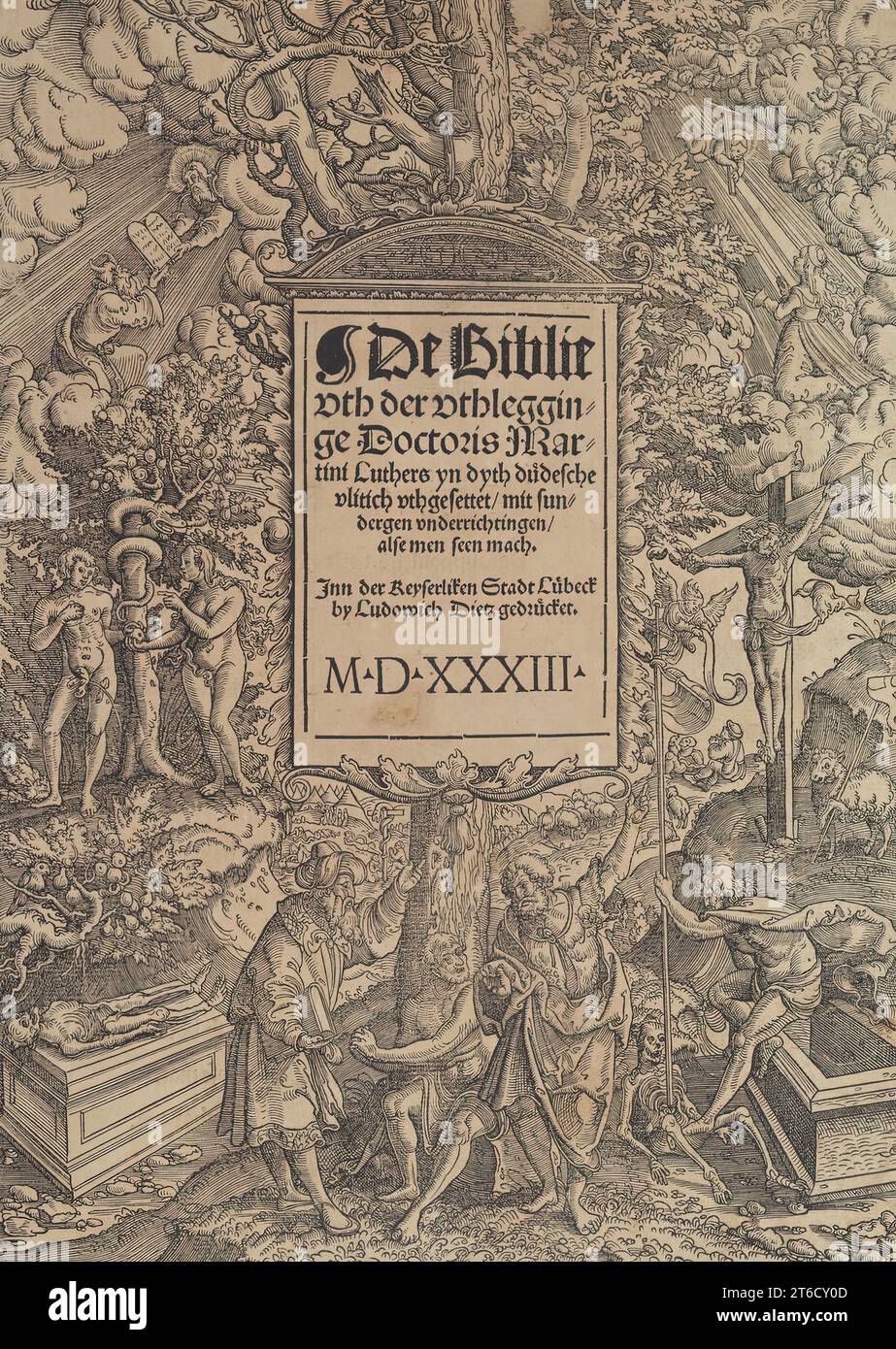 Titelseite der L&#xfc;Back Bibel, 1533-1534. Biblische Szenen, darunter Adam und Eva mit der Schlange, Christus am Kreuz und Aufstehen aus dem Grab und Gott gibt Moses die zehn Gebote. Dies war die erste niederdeutsche Bibel, auch Bugenhagen-Bibel genannt, übersetzt von Johannes Bugenhagen, mit Holzschnitten von Erhard Altdorffer. (Deutscher Text: De Biblie uth der uthlegginge Doctoris Martini Luthers yn dyth d&#xfc;desche ulitich uthgesettet: mit sundergen underrichtingen alte men seen mach). Stockfoto